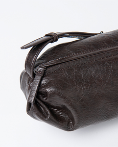 Bandolera efecto piel craquelada Chocolate 25BISA411-84