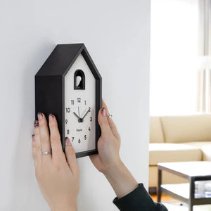 Reloj despertador cuco casita blanco y negro